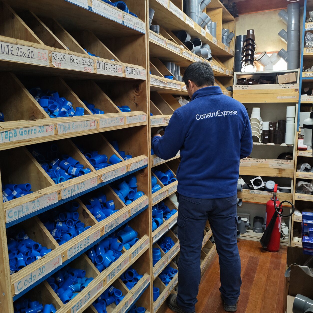 Integrante del equipo de ConstruExpress revisando accesorios de plomería