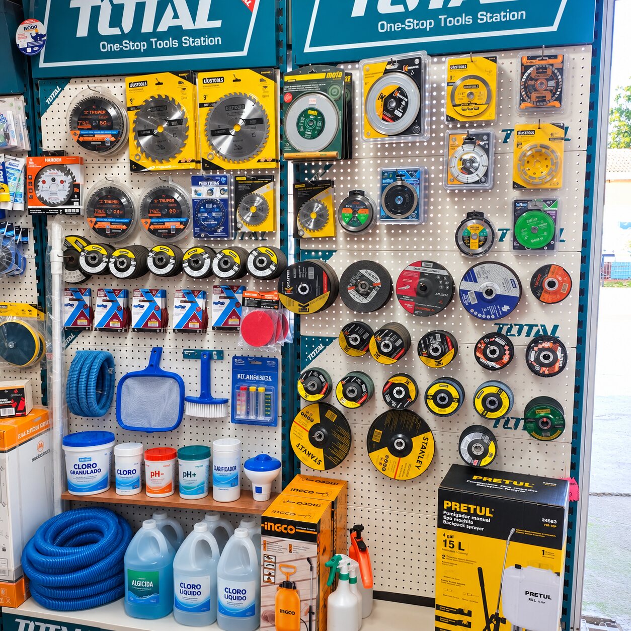 Herramientas, discos de corte y productos para piscina en exhibición