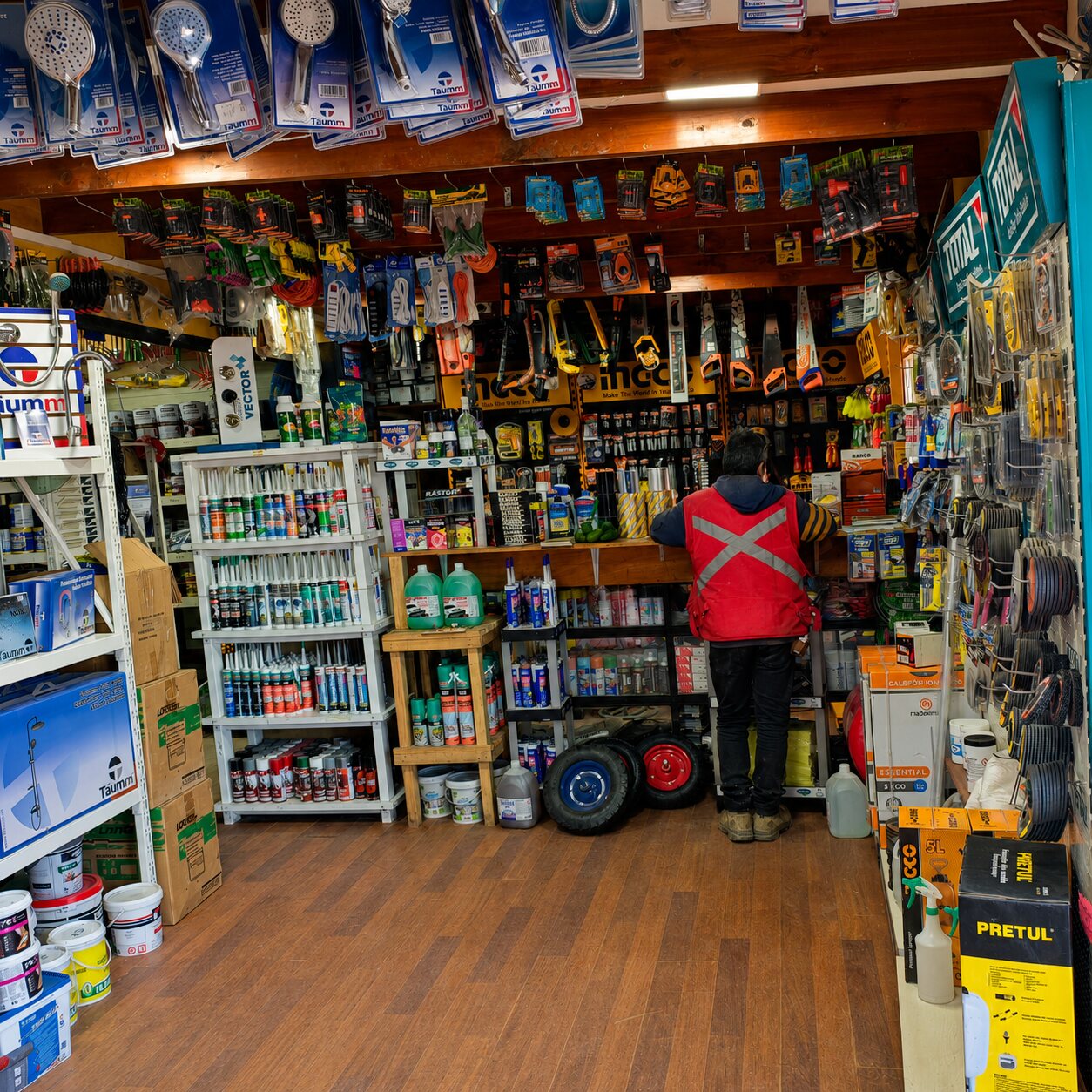 Variedad de productos en el interior de Ferretería ConstruExpress
